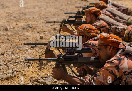 RABKUT, Oman (fév. 19, 2017) de l'Armée royale d'Oman (RAO) 11e brigade incendie soldats leurs fusils sur des cibles au cours d'un live-le-feu pendant l'exercice, Soldat Mer 19 Février. Tout en tirant, chaque soldat RAO a tiré deux séries de trois tours pour faire des ajustements de la vue, puis une dernière série de quatre tours pour confirmer les réglages sont corrects. 2017 Soldat de la mer est un annuel, exercice bilatéral mené avec l'Armée royale d'Oman conçu pour démontrer les compétences de coopération et la volonté des États-Unis et pays partenaires de collaborer dans le maintien de la stabilité régionale et la sécurité. La 11e Marine Expeditionary Banque D'Images