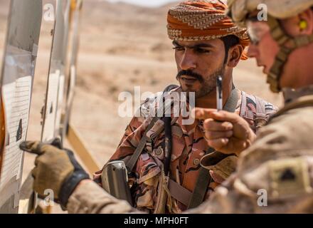RABKUT, Oman (fév. 19, 2017) U.S. Marine Cpl. Edward Fontes avec pile un bataillon, 1er de l'équipe d'atterrissage ne., 4ème Marines, 11e Marine Expeditionary Unit (MEU), explique dans une armée royale d'Oman (RAO) soldat comment le contrôle de la respiration peut affecter l'endroit où un projectile tiré par une carabine auront un impact sur une cible au cours de l'exercice Sea soldat, 19 février. Chaque aire marine jumelés avec un soldat RAO pour les aider sur la gamme, leur enseignant Marine Corps Base de l'adresse au tir. 2017 Soldat de la mer est un annuel, exercice bilatéral mené avec l'Armée royale d'Oman conçu pour démontrer les compétences de coopération et la volonté de l'U Banque D'Images