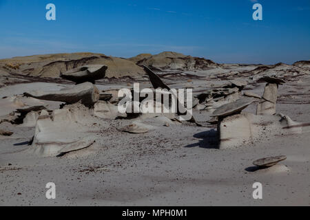 Bisti Badlands est un lieu de stockage géologique avec ses formations de grès incroyable, big sky et arbres pétrifiés. Banque D'Images