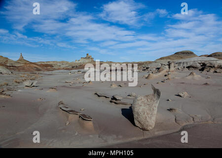 Bisti Badlands est un lieu de stockage géologique avec ses formations de grès incroyable, big sky et arbres pétrifiés. Banque D'Images