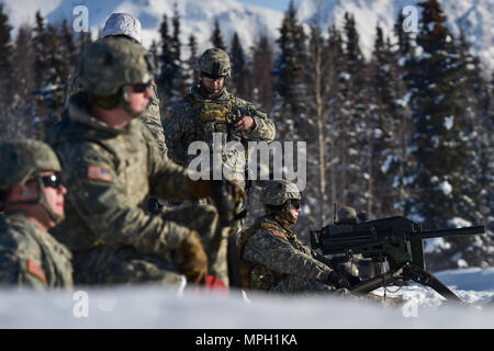 Un parachutiste attribué chien Company, 3e Bataillon, 509e Parachute Infantry Regiment d'infanterie, 4e Brigade Combat Team (Airborne), 25e Division d'infanterie de l'armée américaine en Alaska, attend d'être admissibles à l'aide d'une marque 19 grenade 40 mm machine gun sur Grezelka gamme at Joint Base Elmendorf-Richardson, Alaska, Feb 28, 2017. L'Armée américaine de l'Alaska est la maison pour l'Armée de l'air du Pacifique seulement Brigade Combat Team, et maintient la seule capacité de réaction rapide aérienne dans le Pacifique. (U.S. Air Force photo/Justin Connaher) Banque D'Images