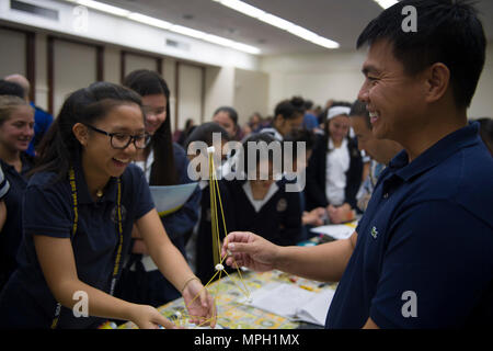 170224-N-AV234-161 HONOLULU (24 février 2017) Les élèves du Sacré Cœur Academy à Honolulu en savoir plus sur l'architecture du Génie des installations de la Marine (Commande) NAVFAC Pacifique pendant une communauté éducative de sensibilisation à l'Académie Sacrés-Cœurs, 10 févr. 24. À l'appui de la semaine nationale du génie, NAVFAC Pacifique a établi un partenariat avec Cœurs sacrés d'encourager les jeunes, et en particulier les jeunes femmes, d'entrer dans la science, technologie, ingénierie et mathématiques (STIM) champs. (U.S. Photo par marine Spécialiste des communications de masse 2e classe 2e classe Somers/Steelman publié.) Banque D'Images