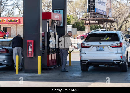 Deux hommes remplir leurs réservoirs de gaz automobile à QuickTrip à Wichita, Kansas, États-Unis. Banque D'Images