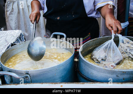 La nourriture péruvienne : Sopa criolla de caldo de mote Banque D'Images