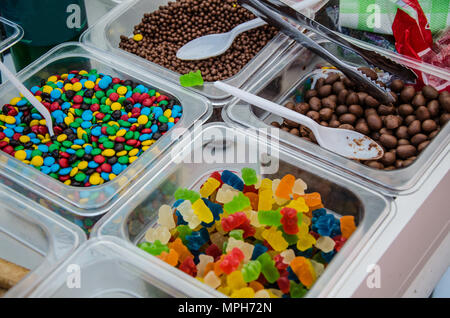 Un échantillon de plusieurs bonbons dans des contenants en plastique Banque D'Images