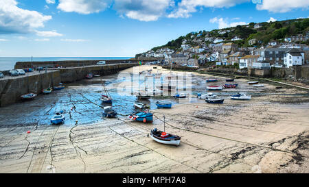 Une vue panoramique du port mousehole à Cornwall. Banque D'Images