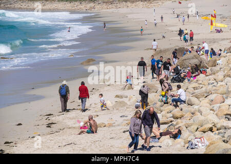 Les vacanciers sur la plage de Sennen à Cornwall. Banque D'Images