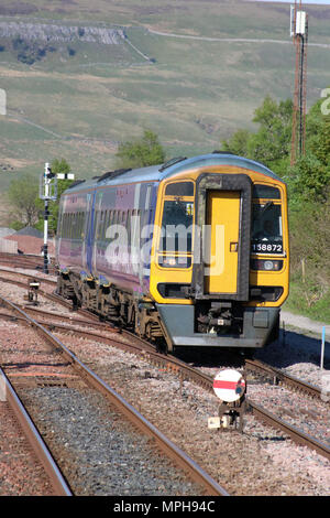 Class 158 dmu Sprinter Express avec un train de voyageurs sur la ligne de chemin de fer s'installer à Carlisle entrant Garsdale gare. Banque D'Images