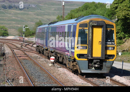 Class 158 dmu Sprinter Express avec un train de voyageurs sur la ligne de chemin de fer s'installer à Carlisle entrant Garsdale gare. Banque D'Images