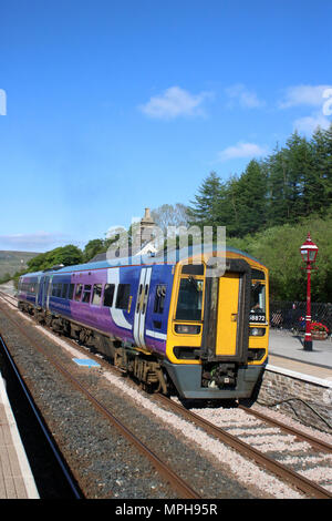 Class 158 dmu Sprinter Express avec un train de voyageurs sur la ligne de chemin de fer s'installer à Carlisle en plate-forme en direction sud à Garsdale gare. Banque D'Images