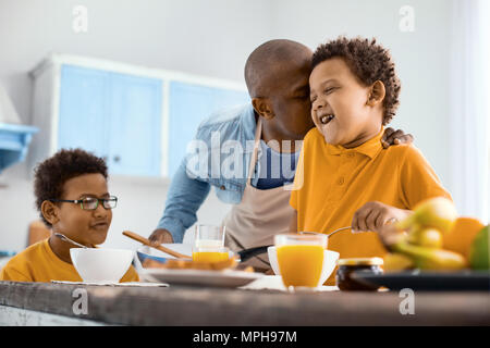 Young father kissing son fils sur la joue Banque D'Images