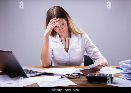 Sad Man avec de Document Banque D'Images