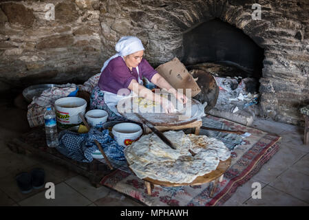 Femme non identifiée cuisine turque traditionnelle Gozleme(pâtisseries,pancake) sur cuisinière à Sirince Village,une destination populaire à Selcuk, Izmir, Turquie. Banque D'Images