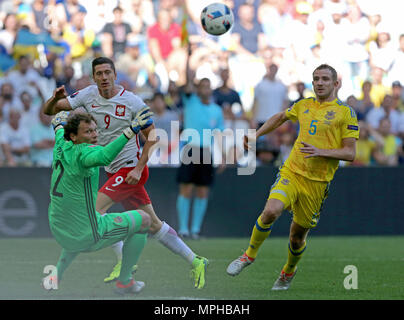 MARSEILLE, FRANCE - 21 juin 2016 : Robert Lewandowski de Pologne (C) attaques pendant l'UEFA EURO 2012 match contre l'Ukraine au Stade Vélodrome à Marseille Banque D'Images