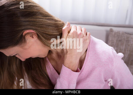 Close-up of mature femme souffrant de Mal de dos Banque D'Images