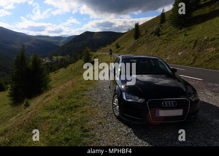 Une Audi A3 garée à l'alpine road Nockalmstrasse en Autriche Banque D'Images