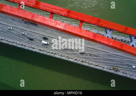 Drone hélicoptère abattu. Photographie aérienne de l'orange moderne grand pont sur la rivière dans une mégalopole,Green River Banque D'Images