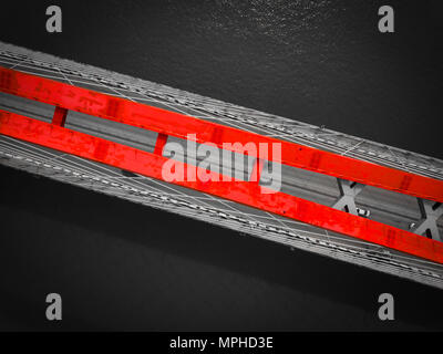 Drone hélicoptère abattu. Photographie aérienne de l'orange moderne grand pont sur la rivière dans une mégalopole,Green River Banque D'Images