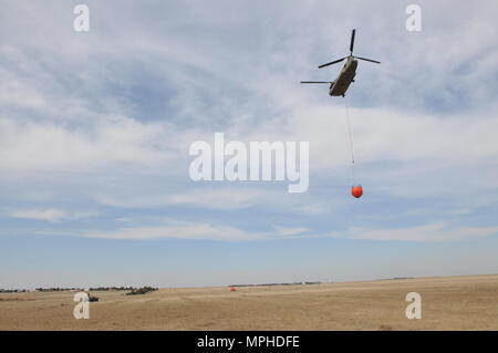 D'équipage à partir de la 11ème Brigade de l'aviation de combat expéditionnaire (ECAB) a effectué trois hélicoptères CH-47 Chinook, spécialement équipés avec godet Bambi de l'équipement, pour les aider dans les efforts de secours de ceux qui ont été touchés par les incendies, 9 mars. L'ECAB 11 est une unité subordonnée en vertu de la réserve de l'Armée de la commande de l'Aviation (ARAC). La réserve de l'Armée de terre commande l'aviation a pour mission de fournir à tous le commandement de mission affectés afin de déployer des unités entraînées et prêtes au combat expéditionnaire et brigades d'aviation à voilure fixe Théâtre bataillons pour une zone d'opérations à l'appui de la commande de combat Banque D'Images