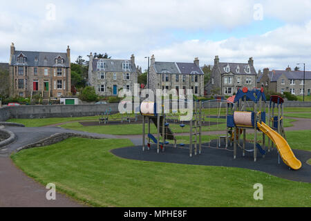 Bien plus âgés dans les rues de Lerwick la capitale des îles Shetland montrant vieux bâtiments de granit Banque D'Images