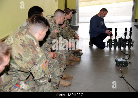 Formation Support Specialist, Karl Wetherington, certifie des soldats américains affectés à 720 Entreprise de neutralisation des explosifs, sur l'engin explosif Effects Simulator (IEDES) au centre de support de formation le 9 mars 2017, Baumholder, Allemagne. (U.S. Photo de l'armée de l'information visuelle Ruediger Spécialiste Hess/libérés) Banque D'Images