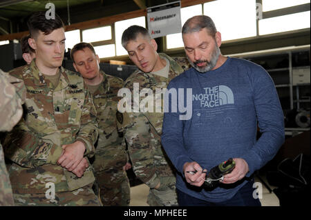 Formation Support Specialist, Karl Wetherington, certifie des soldats américains affectés à 720 Entreprise de neutralisation des explosifs, sur l'engin explosif Effects Simulator (IEDES) au centre de support de formation le 9 mars 2017, Baumholder, Allemagne. (U.S. Photo de l'armée de l'information visuelle Ruediger Spécialiste Hess/libérés) Banque D'Images