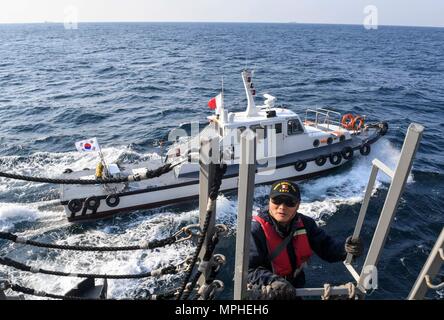 170315-N-RM689-016 BUSAN, République de Corée (15 mars 2017) Le capitaine d'un bateau-pilote de République de Corée vient à bord de la classe Arleigh Burke destroyer lance-missiles USS Wayne E. Meyer (DDG 108) pour aider l'équipage à naviguer le bateau au port. Wayne E. Meyer est en fonction d'un programme de déploiement de l'ouest du Pacifique avec le groupe aéronaval du Carl Vinson dans le cadre de la flotte américaine du Pacifique visant à étendre la flotte des États-Unis 3e fonctions de commandement et de contrôle dans l'Indo-Asia-région du Pacifique. Porte-avions de la marine américaine ont régulièrement des groupes grève patrouillé les Indo-Asia-pacifique depuis plus de 70 oui Banque D'Images