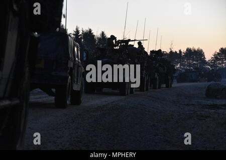 Des soldats britanniques attachés à U.S. 4e Escadron, 2e régiment de cavalerie, monter leur véhicule de combat, ou Chacal Weapon-Mounted la mobilité Installation Kit - MWMIK, lors d'un convoi tôt le matin au Centre de préparation interarmées multinationale à Hohenfels, Allemagne, le 12 mars 2017. Les troupes américaines et britanniques ont participé à un exercice de validation pour tester la compétence de communication, chef de l'interopérabilité et la coordination avec les unités adjacentes. (Photo : Sgt. Bistarkey Devon, de l'armée américaine Maryland National Guard/libérés) Banque D'Images