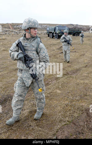 Michael TSgt Curtin et collègues aviateurs de 729 e Escadron de contrôle aérien tactique pratique marchant au cours d'un exercice d'entraînement à l'expéditionnaire "Nord 40" zone formation Hill Air Force Base, Utah, 22 février, 2017. Jour 4 l'exercice de pré-déploiement couverts préparation personnelle, la préparation du site et de la défense, de familiarisation d'armes, l'auto-défense, care-sous-le-feu, le classement et la communication d'EEI. (U.S. Air Force photo de Todd Cromar) Banque D'Images