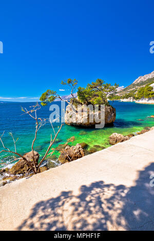 Sur l'îlot idyllique plage de Punta Rata à Brela, Makarska riviera d'Istrie, Croatie Banque D'Images