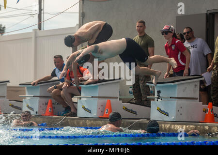 Corps des Marines des États-Unis Le Cpl. Boyer Dakota plonge dans la piscine pendant les essais du Marine Corps 2017 Compétition de natation au Marine Corps Base Camp Pendleton, en Californie, le 15 mars 2017. Boyer, Petoskey, Michigan, indigène, est membre de la Marine Corps 2017 Battalion-West Essais blessés Équipe. Le Marine Corps cliniques favorise la récupération et réadaptation par l'adaptive la participation au sport et développe la camaraderie entre les membres du Service de récupération (RSM) et des anciens combattants. C'est l'occasion pour RSM pour montrer leurs réalisations et est le principal lieu d'exposition pour choisir les participants du Marine Corps pour Banque D'Images