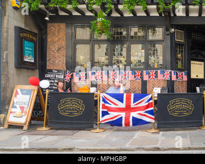 Un homme et une femme se détendre à l'extérieur du bol à punch public house à New York Stonegate décorée de drapeaux britanniques et américains pour célébrer le mariage royal Banque D'Images