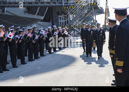 170315-N-QF605-023 BUSAN, République de Corée (15 mars 2017) République de Corée salue les marins Adm arrière. Jim Kilby, commandant du groupe aéronaval du 1, le capitaine Douglas Verissimo, commandant du USS Carl Vinson (CVN 70), Capt Nick Sarap, commodore, commandant de l'Escadre de destroyers, 1 et le Capitaine Tom Barber, commandant de l'Escadre aérienne de transporteur 2, au cours d'une cérémonie de bienvenue après le porte-avions USS Carl Vinson et classe Arleigh Burke destroyer lance-missiles USS Wayne E. Meyer (DDG 108) amarré à la base marine de la République de Corée à Busan. Le Carl Vinson est un groupe d'intervention en fonction d'un programme Pacifique Occidental Banque D'Images