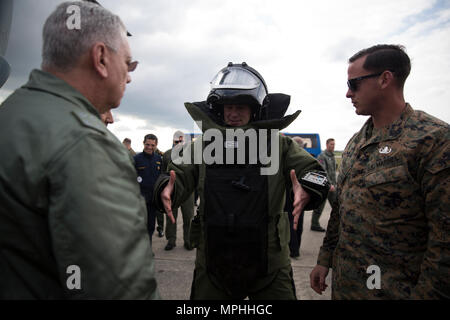 Le s.. Justin A. Bryant, un technicien des explosifs à usage spécial affecté à la masse d'Air Maritime Groupe de Force-Crisis Response-Africa, explique les capacités d'une combinaison antibombe lors d'une exposition statique montrer pour exercer un véritable dégel 17 à Beja, Portugal, le 14 mars 2017. SPMAGTF-CR-AF a participé au dégel réel 17, un Portugais forces conjointes menées par l'exercice, pour améliorer l'interopérabilité et les capacités de coopération avec l'OTAN d'alliés pour les opérations dans le monde réel. (U.S. Marine Corps photo par le Sgt. Jessika Braden) Banque D'Images