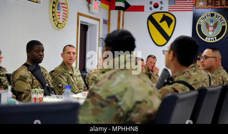 L'AÉRODROME DE BAGRAM, en Afghanistan (Mar. 15, 2017) - L'Armée américaine, le général William Hickman, centrale de l'armée américaine le général commandant adjoint des opérations, comprend le petit-déjeuner avec des soldats d'écouter et de discuter de leur mission et de toute préoccupation. Hickman a parlé avec eux au sujet de leur carrière et le bien-être, notre mission en Afghanistan, le l'avenir de l'armée. Banque D'Images