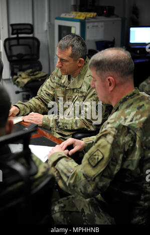 L'AÉRODROME DE BAGRAM, en Afghanistan (Mar. 15, 2017) - L'Armée américaine, le général William Hickman, centrale de l'armée américaine le général commandant adjoint des opérations, reçoit un exposé du Groupe de travail sur l'Afghanistan des forces américaines présenté par signal Le Lieutenant-colonel de l'armée américaine lac Bryan, Signal 25 commandant de bataillon. Banque D'Images