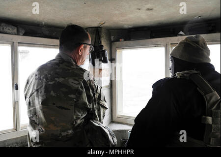 L'AÉRODROME DE BAGRAM, en Afghanistan (Mar. 15, 2017) - L'Armée américaine, le général William Hickman (à gauche), des enquêtes de la vue depuis un périmètre d'aviation tour de garde avec la garde. Hickman est l'armée américaine le centre de général commandant adjoint des opérations. Banque D'Images