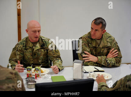 L'AÉRODROME DE BAGRAM, en Afghanistan (Mar. 15, 2017) - Le Capitaine de l'armée américaine Joshua Eurell (gauche) traite de plusieurs thèmes avec le Major-général William Hickman, centrale de l'armée américaine le général commandant adjoint des opérations. Hickman a visité plusieurs unités de l'Armée de terre à l'aérodrome et a tenu un déjeuner avec leurs supérieurs hiérarchiques et sous-officiers. Banque D'Images