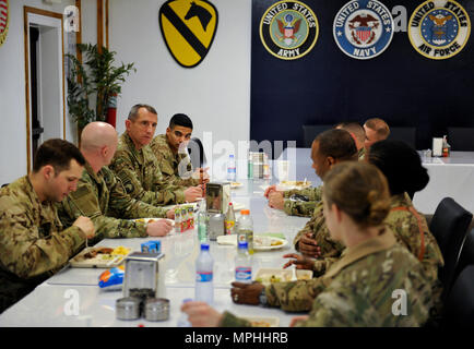 L'AÉRODROME DE BAGRAM, en Afghanistan (Mar. 15, 2017) - L'Armée américaine, le général William Hickman, centrale de l'armée américaine le général commandant adjoint des opérations, a visité plusieurs unités à l'aérodrome et a tenu un déjeuner pour leurs supérieurs hiérarchiques et sous-officiers. Banque D'Images