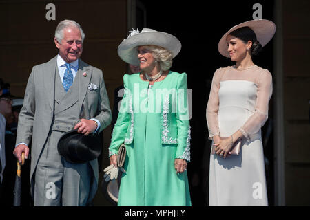 22 mai 2018 Londres Royaume-Uni Grande-bretagne's Prince Charles et Camilla, la duchesse de Cornouailles avec Prince Harry et Meghan, la Duchesse de Sussex at a garden party au Palais de Buckingham à Londres, où elle fréquente comme son premier engagement royal après avoir été marié.L'événement fait partie des célébrations pour marquer le70th anniversaire du Prince de Galles. Banque D'Images