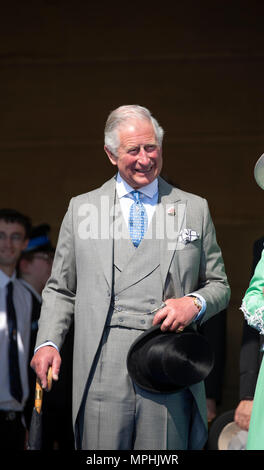 22 mai 2018 Londres Royaume-Uni Grande-bretagne's Prince Charles et Camilla, la duchesse de Cornouailles avec Prince Harry et Meghan, la Duchesse de Sussex at a garden party au Palais de Buckingham à Londres, où elle fréquente comme son premier engagement royal après avoir été marié.L'événement fait partie des célébrations pour marquer le70th anniversaire du Prince de Galles. Banque D'Images