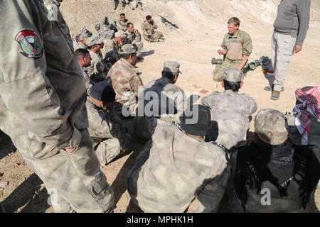 Un entraîneur danois utilise un perforateur pour expliquer les protocoles de contrôle en cours de formation à Al Asad Air Base, l'Iraq, le 9 mars 2017. Formation à renforcer les capacités des partenaires nationaux fait partie intégrante de la Force opérationnelle interarmées - Fonctionnement de la Coalition mondiale résoudre inhérent à l'effort de former les forces de sécurité irakiennes à l'encontre du personnel d'ISIS. Les GFIM-OIR est la Coalition mondiale pour vaincre ISIS en Iraq et en Syrie. (U.S. Photo de l'armée par le Sgt. Lisa soja) Banque D'Images