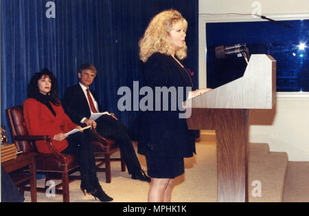 Femme prenant la parole sur un podium lors de la cérémonie des Roskens End Hunger Awards en 1990 organisée par l'Agence américaine pour le développement international. Le discours met l'accent sur les contributions à la réduction de la faim et à la promotion des objectifs de sécurité alimentaire et de développement. Le podium comprend un microphone et une marque d'événement identifiant le programme de récompenses USAID. Banque D'Images