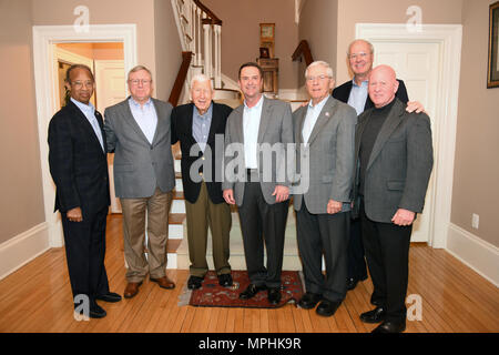 Air Force le général Joseph Lengyel, chef, Bureau de la Garde nationale, organise une réception pour les anciens chefs de la Garde nationale, Bureau neuf trimestres, Fort Lesley J. McNair, Washington, D.C., le 22 février 2017. De gauche à droite : Air Force le général de Russ Davis, directeur général de l'armée ; 24 Frank Herbe, 27e chef de l'armée ; le général Herb Temple, 21e chef ; le général Lengyel, 28e chef de l'Armée de l'air ; le Lieutenant-général John Conaway, 22e chef de l'Armée de l'air ; le général Craig McKinley, 26e chef de l'armée ; le Lieutenant-général Steve Blum, 25e chef. (U.S. La Garde nationale de l'armée photo par le Sgt. 1re classe Jim Greenhill) Banque D'Images