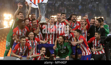 Les joueurs de l'Atlético Madrid célébrer avec le trophée après avoir remporté la finale de l'UEFA Europa League au Parc Olympique Lyonnais, Lyon. Banque D'Images