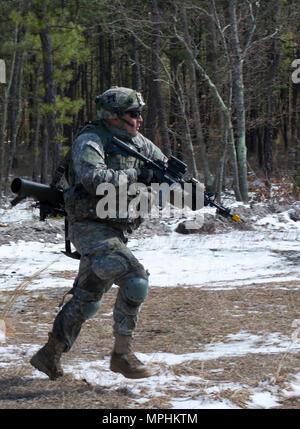 Un soldat de l'Alpha Co, 2e Bataillon, 506e Régiment d'infanterie 'White Currahee, 3e des BCT, 101st Airborne Division (Air Assault), courses à travers l'objectif d'aider à assurer la sécurité lors d'un raid à la hâte une maquette village 16 mars 2017, d'une base commune McGuire-Dix-Lakehurst, New Jersey), au cours de l'exercice guerrier 78-17-01. WAREX 78-17-01 est une formation collective à grande échelle exercice conçu pour l'immerger dans un environnement tactique des unités, construire le plus capable, aptes au combat et les forces meurtrières de l'histoire. (U.S. Réserve de l'armée photo prise par le s.. George F. Gutierrez, 201e Appuyez sur Camp de siège/ libéré) Banque D'Images