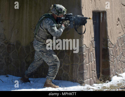 Un soldat de l'Alpha Co, 2e Bataillon, 506e Régiment d'infanterie 'White Currahee, 3e des BCT, 101st Airborne Division (Air Assault), retourne au feu l'ennemi au cours d'un raid à la hâte une maquette village 16 mars 2017, d'une base commune McGuire-Dix-Lakehurst, New Jersey), au cours de l'exercice guerrier 78-17-01. WAREX 78-17-01 est une formation collective à grande échelle exercice conçu pour l'immerger dans un environnement tactique des unités, construire le plus capable, aptes au combat et les forces meurtrières de l'histoire. (U.S. Réserve de l'armée photo prise par le s.. George F. Gutierrez, 201e Appuyez sur Camp de siège/ libéré) Banque D'Images