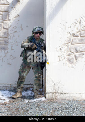 Un soldat de l'Alpha Co, 2e Bataillon, 506e Régiment d'infanterie 'White Currahee, 3e des BCT, 101st Airborne Division (Air Assault), assure la sécurité lors d'un raid à la hâte sur un faux village 16 Mars, 2017 de Joint Base McGuire-Dix-Lakehurst, New Jersey), au cours de l'exercice guerrier 78-17-01. WAREX 78-17-01 est une formation collective à grande échelle exercice conçu pour l'immerger dans un environnement tactique des unités, construire le plus capable, aptes au combat et les forces meurtrières de l'histoire. (U.S. Réserve de l'armée photo prise par le s.. George F. Gutierrez, 201e Appuyez sur Camp de siège/ libéré) Banque D'Images