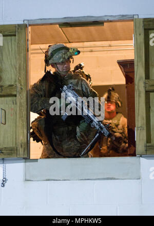 Un soldat de l'Alpha Co, 2e Bataillon, 506e Régiment d'infanterie 'White Currahee, 3e des BCT, 101st Airborne Division (Air Assault), pour l'ennemi tout en menant des opérations militaires en territoire urbain le 15 mars 2017 sur Joint Base McGuire-Dix-Lakehurst, New Jersey), au cours de l'exercice guerrier 78-17-01. WAREX 78-17-01 est une formation collective à grande échelle exercice conçu pour l'immerger dans un environnement tactique des unités, construire le plus capable, aptes au combat et les forces meurtrières de l'histoire. (U.S. Réserve de l'armée photo prise par le s.. George F. Gutierrez, 201e Appuyez sur Camp de siège/ libéré) Banque D'Images