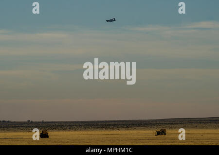 Un MC-130J Commando II du 9th Special Operations Squadron a effectué un entraînement au largage aérien au-dessus de Melrose Air Force Range. Cette variante d'opérations spéciales Lockheed Martin du C‑130J Hercules est configurée pour le transport aérien tactique, le largage de personnel et d'équipement, l'infiltration, l'exfiltration et peut recevoir du carburant en vol. Il est propulsé par quatre turbopropulseurs Rolls‑Royce AE 2100D3 entraînant des hélices à six pales pour des performances améliorées. Banque D'Images